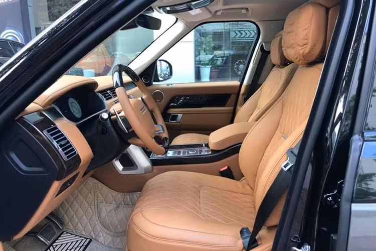 Thuộc phiên bản bốn chỗ ngồi, vì thế, chiếc SUV hạng sang Range Rover SVAutobiography 2019 mang ngoại thất hai tông màu hiếm hoi ở Việt Nam có hàng ghế sau độc lập, thương gia với bệ đỡ chân kèm chức năng sưởi và điều chỉnh 22 hướng khác nhau.