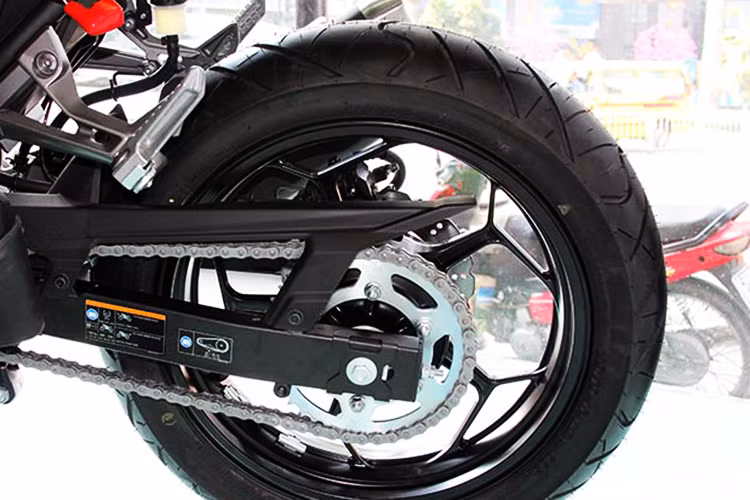Phía sau xe được trang bị phanh đĩa đơn kích thước 220mm, đi kèm với đó là cặp vành 17 inch. Kích thước lốp của xe phía trước là 110/70 và lốp sau là 140/70. Được coi là phiên bản naked-bike của chiếc Ninja 300, hệ thống ống xả của Z300 cũng được chia sẻ\nhưng được làm mới ấn tượng hơn.