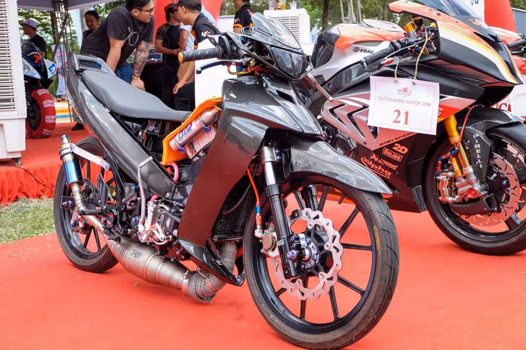 Mẫu xe máy Yamaha Z125 hay còn gọi là "Ya cá mập" rất được giới trẻ Việt ưa chuộng vào những năm 2002. Bẵng đi một thời gian trên thị trường, dòng xe này du nhập trở lại Việt Nam với tên gọi 125ZR vào cuối 2015 với giá bán dao động xung quanh 200 triệu đồng. Dù đắt ngang với môtô, nhưng Yamaha 125ZR vẫn được giới biker đam mê dòng xe 2 thì sẵn sàng rút hầu bao. 