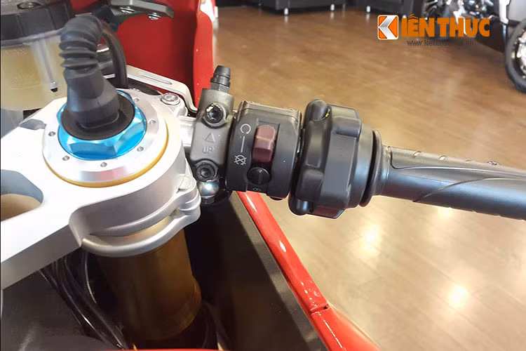 Hệ thống giảm xóc sau là loại Ohlins NIX30 cực cao cấp, cũng có khả năng điều chỉnh độ nhún tự do và tự động giống giảm xóc trước. Đi kèm với đó là cặp mâm đúc Marchesini hình đinh ba, lốp trước có kích cỡ 120/70/17 và lốp sau 200/55/17.