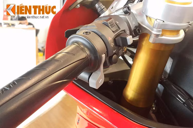 Ngay tới cây trợ lực trên cổ xe của mẫu siêu môtô cao cấp nhà Ducati cũng có khả năng điều chỉnh mức độ nặng/nhẹ khi đánh lái bằng điện tử.