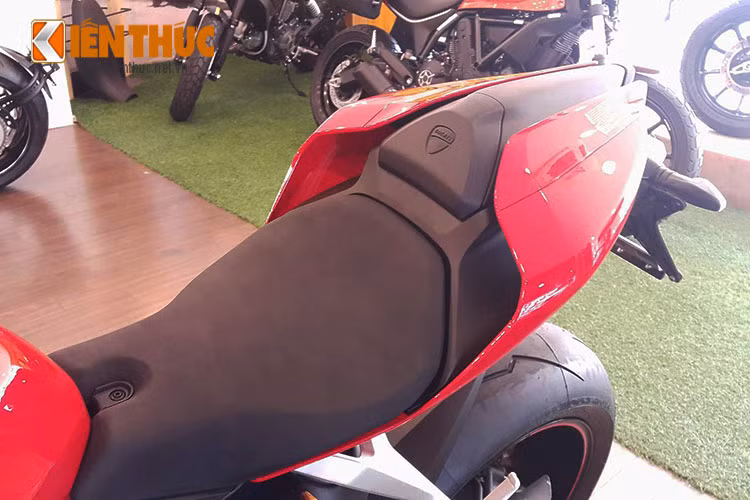 Không giống như hai mẫu 1299 Panigale S đầu tiên được nhập từ đại lý tư nhân về Việt Nam, chiếc siêu môtô "chính hãng" này có thêm yên phụ cho người ngồi sau - đi kèm với đó là ốp sau màu đỏ khi chủ xe muốn chạy solo.