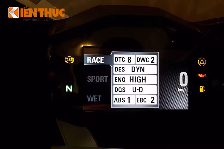Bảng đồng hồ của 1299 Panigale S cũng là màn hình màu hiển thị đa thông tin, giúp người lái có thể cài đặt các thông số khác nhau của xe như độ đàn hồi giảm xóc, chế độ lái... thông qua các nút bấm ở hai bên tay lái.