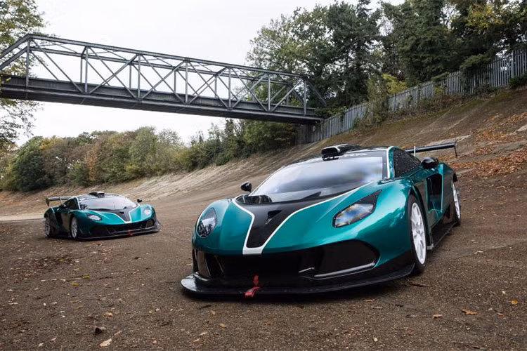 Arrinera là một hãng siêu xe của Ba Lan được thành lập từ năm 2008. Chiếc Hussarya GT được bình chọn là chiếc xe nổi bật nhất của Ba Lan, nó giống như một Lewandowski phiên bản 4 bánh. Xe trang bị động cơ 6,2 lít V8 đặt giữa, dẫn động bánh sau và hộp số 6 cấp. Tốc độ tối đa của Arrinera Hussarya GT là 250-260 km/h và công suất đạt 430 mã lực.