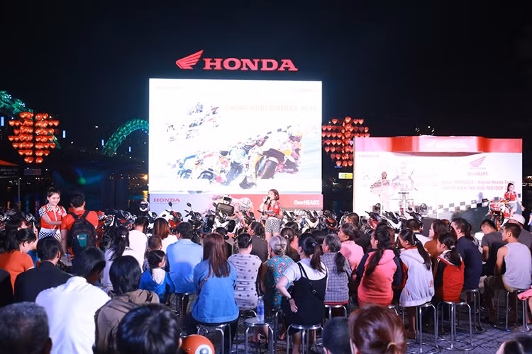 Giải đua xe môtô quốc tế MotoGP 2017 gồm 18 vòng đua sẽ diễn ra từ tháng 3 tới tháng 11 để tìm ra nhà vô địch. Chặng đầu tiên sẽ chính thức được khởi động ngày 26/3 tại trường đua Losail International Circuit, Qatar.