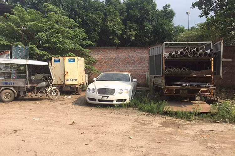 Theo nhiều nguồn tin, nơi chiếc Bentley Continental GTC mui trần màu trắng trú nhiều năm qua là một bãi giữ xe vi phạm ở Bồ Đề và đã bị tháo biển kiểm soát. Ngoại hình của xe siêu sang này "tàn tạ" theo năm tháng, thậm chí nhiều chi tiết đã mọc rêu xuống cấp nghiêm trọng.