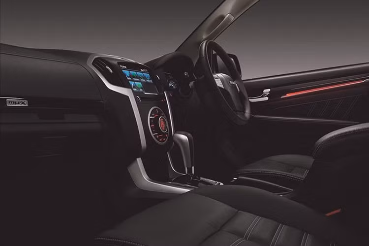 Thay đổi quan trọng tiếp theo của Isuzu MU-X Onyx 2019 nằm bên trong nội thất. Bản trang bị mới của mẫu SUV 7 chỗ này được bổ sung hệ thống đèn viền màu đỏ ở mặt cửa, ghế bọc da, hệ thống thông tin giải trí tích hợp định vị và 6 túi khí.