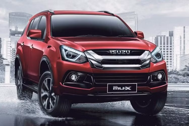 Bộ vành này đi kèm 5 chấu tạo thành hình chữ Y và được sơn phối 2 màu thể thao. Bên cạnh đó là ốp cua lốp và bậc cửa màu đen mới. Riêng tay nắm cửa vẫn được mạ crôm trong khi giá nóc màu bạc. Đằng sau của Isuzu MU-X Onyx 2019, cụm đèn hậu vẫn được giữ nguyên thiết kế.