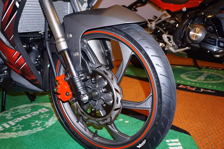 Trang bị an toàn cho xe bao gồm hệ thống giảm xóc trước dạng Up-side-Down khá giá trị, đi kèm với đó là đĩa phanh trước thuỷ lực 240 mm 2 piston. Vành xe dạng mâm đúc đa chấu có kích thước 17 inch đi kèm bộ lốp 70/90R17 cho bánh trước và 120/70R17 cho bánh sau.