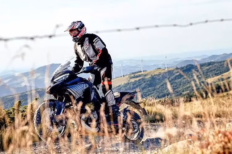 Sau một thời gian dài tiến hành chạy thử nghiệm mẫu xe môtô đa dụng Multistrada V4, có vẻ như thương hiệu Ducati đã hoàn thành giai đoạn này và sẵn sàng tung ra phiên bản mới nhất của mẫu Adventure Touring ra thị trường. Mới đây, các hình ảnh quảng cáo đầu tiên về mẫu Ducati Multistrada V4 2021 mới vừa bị rò rỉ.