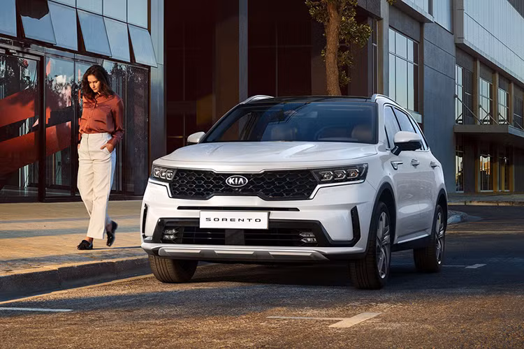 Phiên bản nâng cấp của Kia Sorento hoàn toàn mới dự kiến sẽ ra mắt vào quý III hoặc đầu quý IV năm nay. Đây là phiên bản nâng cấp giữa vòng đời của Sorento thế hệ thứ 3 đã ra mắt lần đầu tại châu Âu từ năm 2018 và được giới thiệu tại Singapore Motor Show 2020.