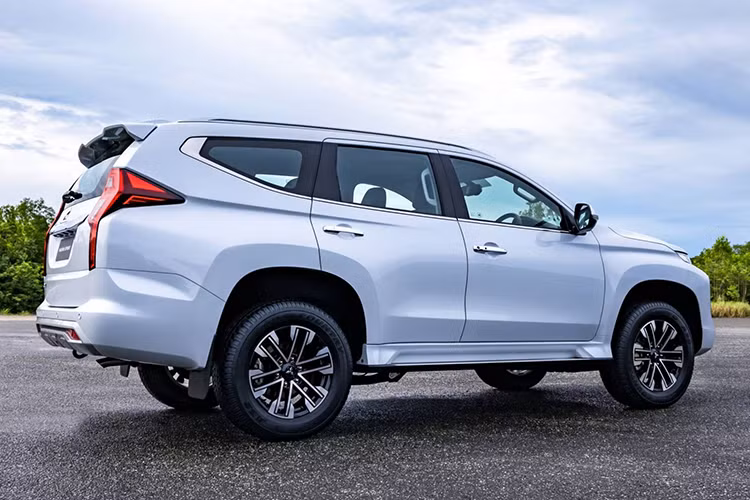 Rất có thể, Mitsubishi Việt Nam sẽ không tận dụng lại khối động cơ xăng V6, thay vào đó là sử dụng động cơ diesel tăng áp 2.4L mã hiệu 4N15, kết hợp với hộp số tự động 8 cấp. Đây là động cơ trang bị trên mẫu xe bán tải Triton và Pajero Sport bản tiêu chuẩn hiện bán tại thị trường ôtô Việt Nam.