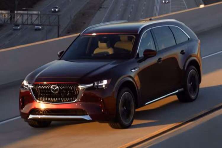 Giá xe Mazda CX-70 2024 hiện vẫn còn là ẩn số. Theo tin đồn, xe sẽ có giá khởi điểm khoảng 38.000 USD, đắt hơn gần 10.000 USD so với CX-50.