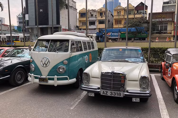 Chiếc Volkswagen Kombi (bên trái) đặt chân đến Việt Nam lần này được sơn màu xanh phối trắng đẹp mắt và trông vẫn còn như mới. Volkswagen Kombi hay còn gọi là Volkswagen Type 2, Microbus hay Camper là dòng xe đã lần đầu tiên ra mắt vào năm 1949. Volkswagen Kombi từng gắn liền với văn hóa đối kháng trong thập niên 60.