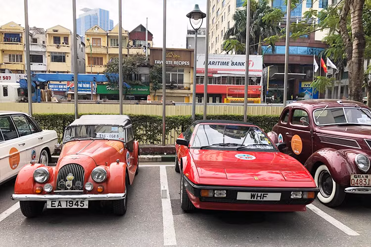 Chiếc xe nằm bên trái trong ảnh là xế cổ mang thương hiệu Morgan của Anh. Trong khi đó, chiếc nằm bên phải là Ferrari Mondial Cabriolet "tông xuyệt tông". Cả hai mẫu xe này đều thuộc dạng hàng hiếm hiện nay.
