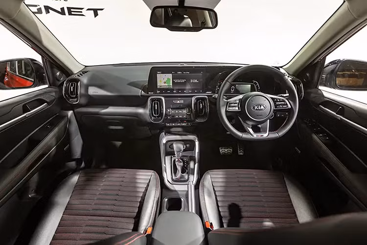Bên trong, Kia Sonet mới trông giống như một chiếc Kia Sorento mini, bảng điều khiển điện tử, sạc không dây và màn hình giải trí có kích thước 8 inch. Hệ thống thông tin giải trí có Apple CarPlay không dây và Android Auto, trong khi các tính năng bổ sung bao gồm vô lăng đáy phẳng, ghế có thông gió...