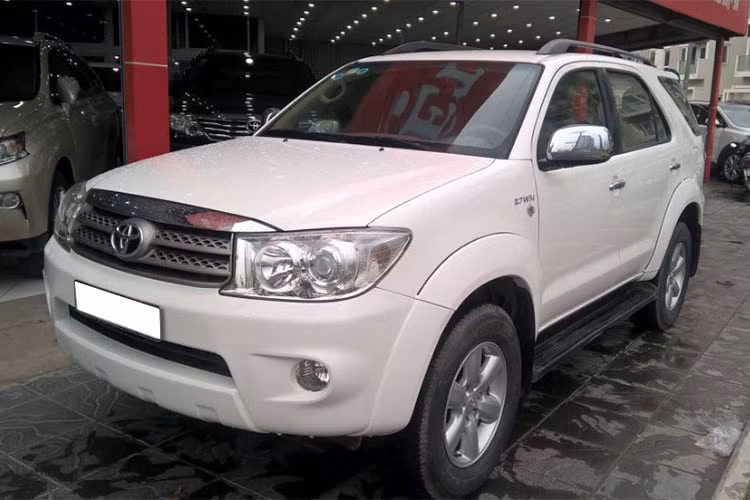 Với tình trạng khan hàng của thế hệ Fortuner hiện tại, Toyota Fortuner đời cũ, chạy lướt vài vạn km vẫn đang được săn đón. Thậm chí cá nhân bán lại chỉ sau vài ngàn km sử dụng, hầu như không mất một đồng vốn mua xe nào, ngoài các khoản phí sử dụng.