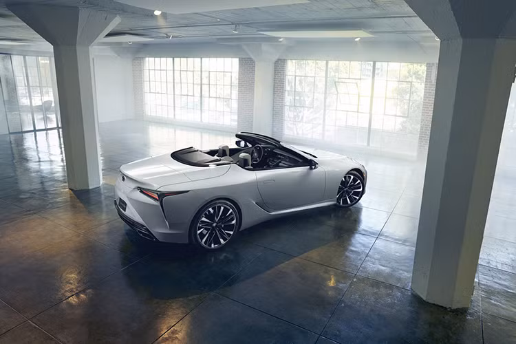 Không chỉ giữ nguyên chiều dài cơ sở, thương hiệu xe sang Lexus còn chọn cách duy trì thiết kế ngoại thất của mẫu xe mui trần Lexus LC Convertible Concept làm sao cho giống phiên bản coupe, trừ mui đóng/mở được.