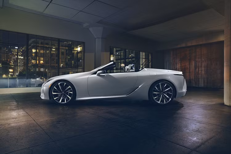 Lexus miêu tả LC Convertible Concept như "LC trong hình dáng đẹp đến nghẹt thở nhất" và đóng vai trò như hình ảnh xem trước cho một mẫu xe thương mại sẽ ra đời trong tương lai. "Mẫu xe concept này có thiết kế không thể lẫn vào đâu của LC và được mường tượng như một mẫu xe mui trần tương lai", ông Tadao Mori, thiết kế trưởng của Lexus, phát biểu.