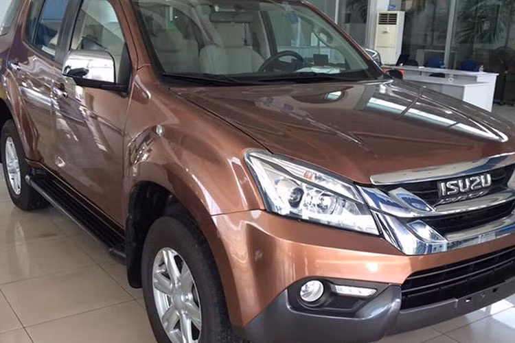 Xe đi kèm với nhiều trang bị an toàn như: chống bó cứng phanh (ABS), phân bổ lực phanh điện tử (EBD), hỗ trợ phanh khẩn cấp (BA), kiểm soát lực kéo (TCS), cân bằng điện tử (ESC), hỗ trợ khởi hành ngang dốc (HSA). Hiện tại, dòng xe Isuzu Mu-X mới đã có phiên bản 2 cầu số tự động mới, thay vì chỉ có duy nhất một lựa chọn 1 cầu số tự động như trước. 