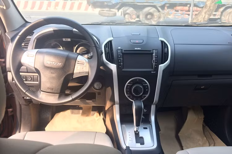 Bên trong nội thất của Isuzu mu-X chung thiết kế với mẫu bán tải D-Max. Vô-lăng 3 chấu lớn và cụm điều khiển điều hòa hình tròn. Bảng đồng hồ có màu trắng trên nền đen, sử dụng kết hợp dạng analog và màn hình TFT. ISUZU mu-X có đến 19 hộc chứa đồ trong khoang nội thất. Xe được trang bị ghế ngồi bọc da, chỉnh điện đối với ghế lái, ghế bên phụ chỉnh tay 4 hướng cùng hàng ghế 2 điều chỉnh độ ngả.