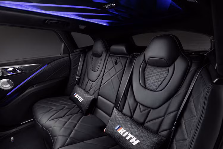 Bộ sưu tập này lấy cảm hứng từ di sản thể thao của BMW Motorsport, mang đến các thiết kế thời trang hiện đại, đầy phong cách và tính biểu tượng. Với sự kết hợp tinh tế giữa hai thương hiệu danh tiếng, XM Kith Concept không chỉ là một chiếc xe mà còn là đại diện cho phong cách sống xa xỉ và cá tính.