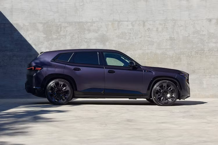 Mẫu xe SUV XM BMW Kith Concept là thành quả của lần hợp tác thứ ba giữa BMW và Kith và lần đầu tiên được ra mắt tại sự kiện Art Basel Miami 2024 vào đầu tháng 12. Phiên bản này sẽ chính thức được mở bán với số lượng giới hạn vào nửa cuối năm 2025, hứa hẹn là sản phẩm thu hút sự quan tâm từ giới mộ điệu và tín đồ xe hơi. 