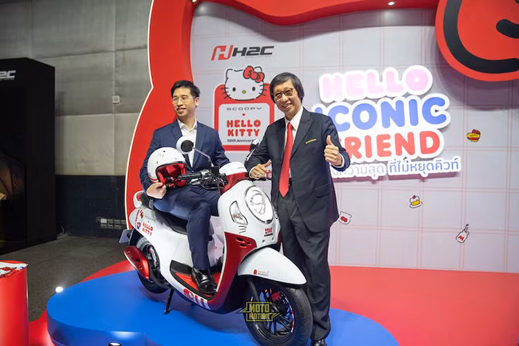 Honda Thái Lan thường xuyên tung ra các phiên bản đặc biệt của các dòng xe phân khối nhỏ với cảm hứng từ các sản phẩm văn hoá. Sau một loạt các dòng như Super Cub, Giorno+, Monkey hay Dax ST125, nay tới lượt chiếc tay ga cho nữ giới Honda Scoopy 2024 bản đặc biệt mới mang tên Hello Kitty Limited Edition.