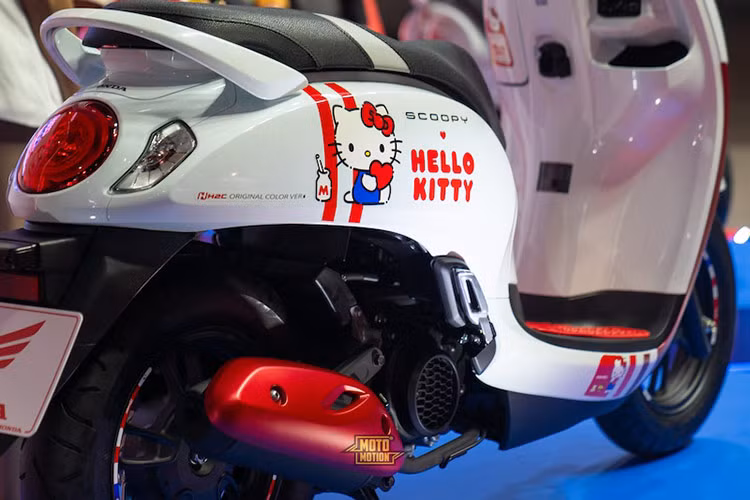 Xe sử dụng cặp vành đúc 12 inch 5 chấu kép đi kèm lốp không săm. Scoopy còn có một số tính năng tiện ích khác như khóa Smartkey hay dừng chờ Idling Stop System