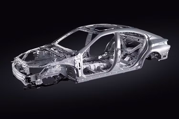 Lexus ES 250 2019 được phát triển dựa trên nền tảng kiến trúc toàn cầu K (GA-K) hoàn toàn mới, với kích thước dài hơn 65 mm, thấp hơn 5 mm, rộng hơn 45mm, mang hơi hướng của một chiếc xe coupe. Trọng tâm xe được hạ thấp, gia tăng sự khí động học.