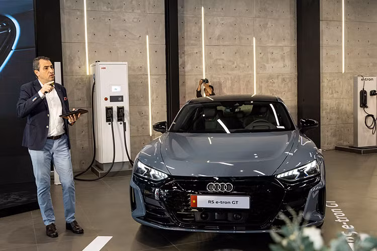 Audi RS e-tron GT điện hạng sang là mẫu xe hiệu suất cao RS đầu tiên được nhập khẩu chính thức về Việt Nam. Chỉ những mẫu xe thể thao nhất của thương hiệu Audi mới được công ty Audi Sport GmbH – tiền thân là công ty quattro GmbH – cho phép sử dụng thêm tiền tố R và RS trong tên của mẫu xe.