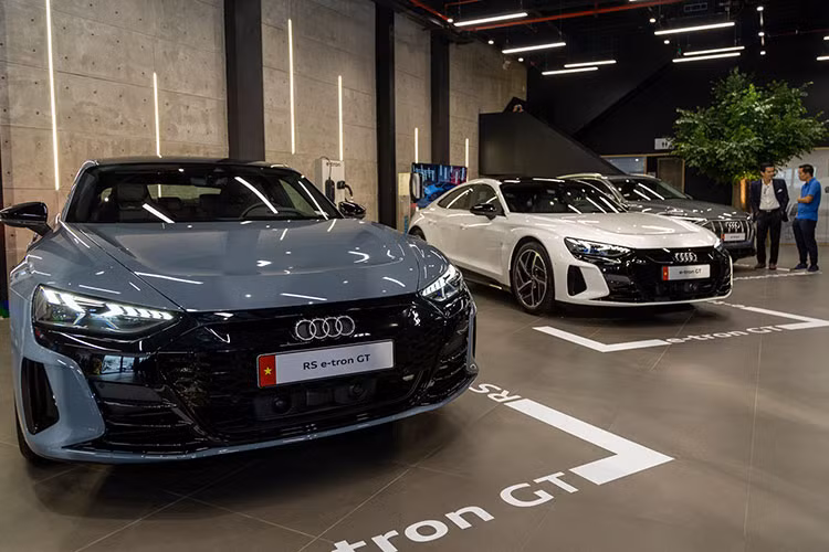 Sau khi giới thiệu Audi RS e-Tron GT chạy điện tại sự kiện Audi House Of Progress tại Singapore hồi đầu tháng 4/2023 vừa qua, mới đây Audi Việt Nam đã cho ra mắt mẫu xe hiệu suất cao này về thị trường Việt, nhằm phục vụ các khách hàng trong phân khúc xe điện cao cấp.