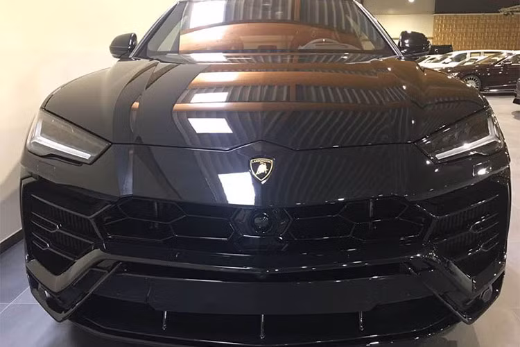 Mới đây, một công ty nhập khẩu tư nhân tại Campuchia vừa đưa về nước chiếc siêu SUV Lamborghini Urus đầu tiên tại càng làm giới nhà giàu Việt "phát thèm". Chưa dừng lại đó, trong thời gian tới, dự kiến có ít nhất 3 chiếc Lamborghini Urus tiền tỷ khác sẽ cập bến Campuchia.