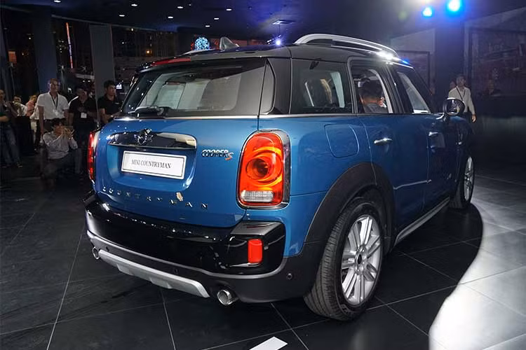 MINI Cooper S All4 Countryman sử dụng động cơ xăng bốn xi-lanh, dung tích 1.998cc. Công suất tối đa 192 mã lực từ 5.000 vòng/phút, mô-men xoắn cực đại 280 Nm từ 1.350 vòng/phút. Phiên bản này có khả năng tăng tốc từ 0 đến 100 km/h trong vòng 7,2 giây, với tốc độ tối đa là 222 km/h. Mức khí thải theo tiêu chuẩn EU là 146g/km.