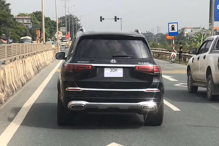 Vậy chiếc Mercedes-Maybach GLS 600 của ông Lê Thanh Thản có gì hấp dẫn? khiến đại gia Mường Thanh phải mua về trải nghiệm?. Như chúng ta đã biết, Mercedes-Benz GLS là 1 trong các xe SUV cỡ lớn khá đình đám, tuy nhiên, khi nhu cầu của các khách hàng lại muốn 1 chiếc SUV sang hơn, nội thất như di động và quan trọng là giá thành không đắt như Bentley Bentayga hay Rolls-Royce Cullinan, hãng xe Đức đã nhanh chóng nắm bắt thời cơ, tung ra bản Mercedes-Maybach GLS. 