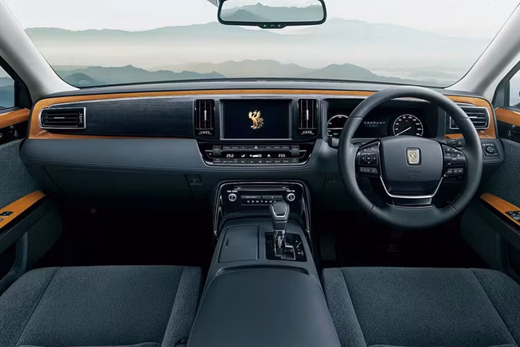 Japanese Nostalgic Car cho biết, chiếc xe mui trần của Nhật Hoàng được phát triển dựa trên Toyota Century thế hệ hiện tại đã lần đầu tiên ra mắt vào năm 2017. So với Century tiêu chuẩn, chiếc Toyota Century Convertible của Nhật hoàng sẽ sở hữu thiết kế gần như giống hệt, trừ phần mui tháo lắp được và đuôi xe khác biệt một chút.