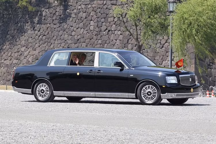 Hiện chưa có nhiều thông tin liên quan đến trang bị của xe. Dự đoán, chiếc Toyota Century Convertible này sẽ dùng động cơ giống xe tiêu chuẩn. Nếu đúng như vậy, chiếc xe mui trần của Nhật hoàng sẽ được trang bị hệ thống hybrid, bao gồm cụm pin nickel-hyđrua kim loại, mô-tơ điện và động cơ xăng V8, dung tích 5.0 lít. Động cơ V8 này tạo ra công suất tối đa 376 mã lực và mô-men xoắn cực đại 510 Nm.