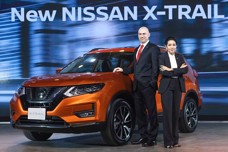 Tại triển lãm ô tô Singapore 2018 diễn ra cách đây 1 năm, hãng Nissan đã lần đầu tiên giới thiệu phiên bản nâng cấp của mẫu xe Nissan X-Trail 2019 tại thị trường Đông Nam Á. Mãi đến nay, mẫu crossover 5+2 này mới chính thức được ra mắt tại thị trường Thái Lan, báo hiệu ngày trình làng Việt Nam không còn xa.