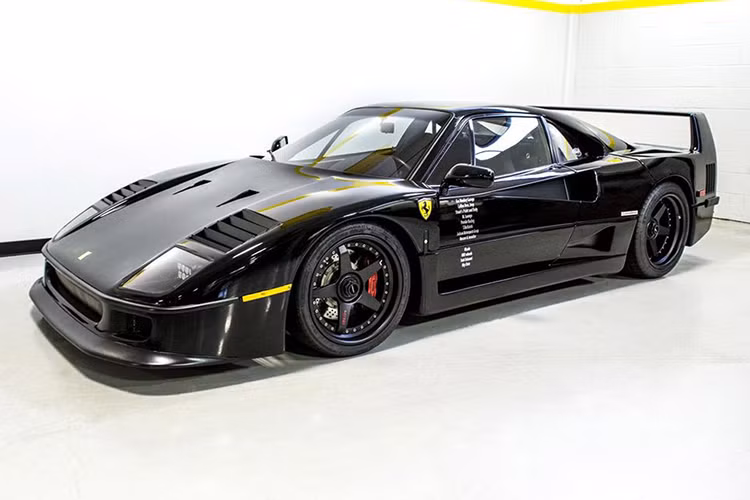 Lần đầu tiên chiếc siêu xe Ferrari F40 do Gas Monkey Garage khôi phục và sửa đổi được bán đấu giá là vào năm 2014 với số tiền thu về được là 742.500 đô la, nhưng chỉ một năm sau đó, chủ sở hữu của chiếc Ferrari F40 là Reggie Jackson đã bán lại trong một cuộc đấu giá với số tiền 643.500 đô la.