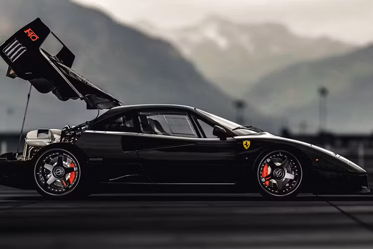 Không chỉ thế, đa số chiếc Ferrari F40 rời nhà máy đều mang màu đỏ nhưng Gas Monkey Garage lại muốn chiếc siêu xe của mình có màu sơn đen để tạo sự khác biệt cũng như thể hiện đẳng cấp đây là 1 chiếc Ferrari F40 nổi tiếng nhất thế giới.