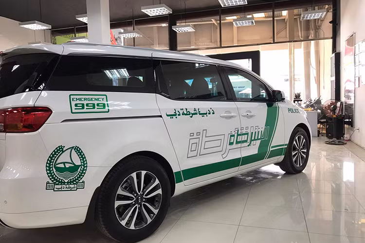 Nhờ kích thước tổng thể lớn, Kia Grand Sedona đem đến cho người sử dụng không gian nội thất rộng rãi với cách bố trí chỗ ngồi linh hoạt. Các hàng ghế có thể dịch chuyển để gia tăng diện tích sử dụng, hàng ghế thứ 2 và thứ 3 có thể gập xuống để mở rộng khoang hành lý.
