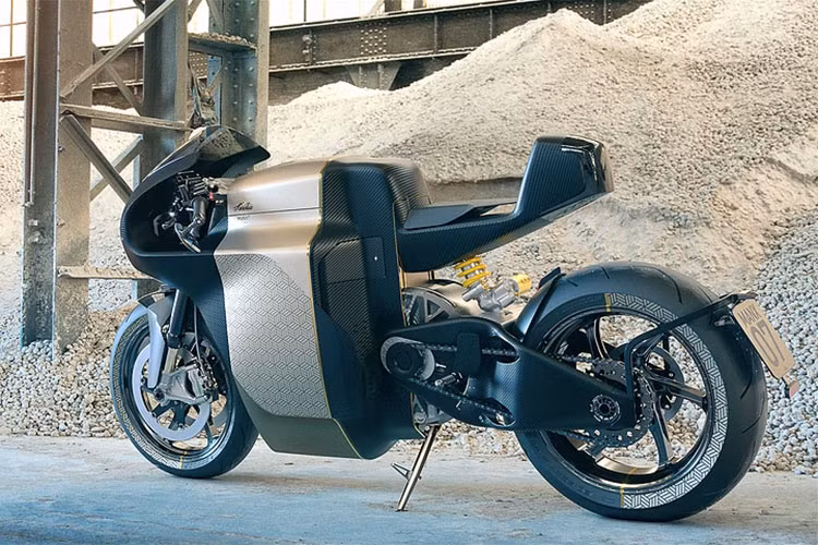 Hệ thống treo của xe được cung cấp bởi thương hiệu Ohlins, cặp phuộc trước hành trình ngược là loại Ohlins FGRT-200, trong khi đó giảm xóc lò xo trụ đơn sau là Ohlins TTX36. Phanh xe mang thương hiệu Beringer với đĩa đôi ở trước đi kèm cặp củ phanh Aerotic 4 pít-tông, phanh đĩa sau kèm củ phanh Aerotic 2 pít-tông. Vành xe từ thương hiệu OZ Racing.