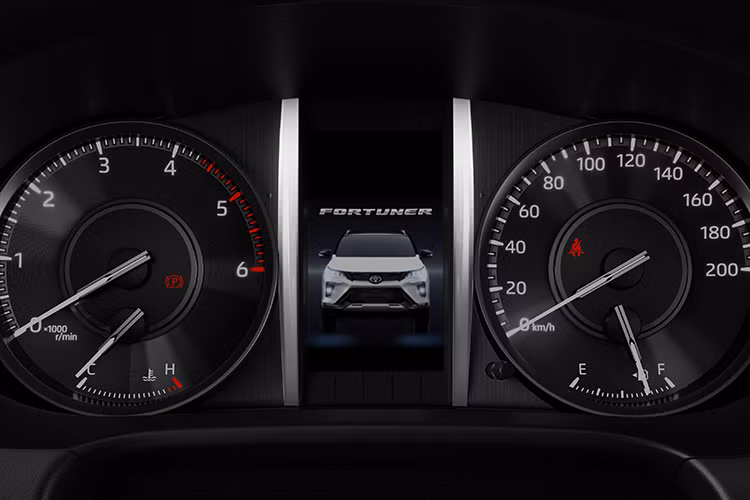 Dẫu vậy, trong gói Toyota Safety Sense trên Fortuner 2021 không có hệ thống đèn pha chủ động (Adaptive High Beam Assist) như trên dòng Camry thế hệ mới. Chỉ là bản nâng cấp giữa dòng đời, chưa phải là thế hệ hoàn toàn mới nên Fortuner 2021 với những thay đổi về thiết kế, tăng tiện nghi, giải trí và hỗ trợ lái, động cơ được tinh chỉnh hiệu suất (2.8L) như vậy được xem là khá mạnh tay với truyền thống của Toyota.