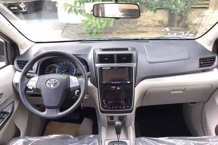 Khoang cabin không khác nhiều so với Avanza đời cũ vì chỉ được điều chỉnh lại một số chi tiết nhỏ. Đáng chú ý nhất là cụm điều chỉnh điều hòa được thiết kế phẳng nhờ chuyển sang dạng nút bấm thay vì núm xoay như đời cũ. Cụm đồng hồ chuyển sang dùng ánh sáng xanh, thay cho lớp phủ màu cam. Hệ thống âm thanh 6 loa, thay vì 4 loa như đời trước.