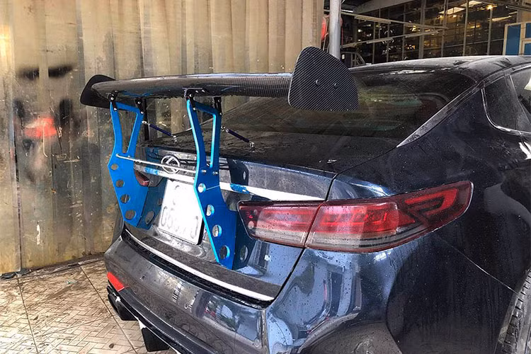 Tương tự như phần đuôi xe, bên hông của chiếc Kia Optima độ siêu xe này cũng có thêm tấm ốp sườn để hoàn thiệt vẻ ngoài thể thao.