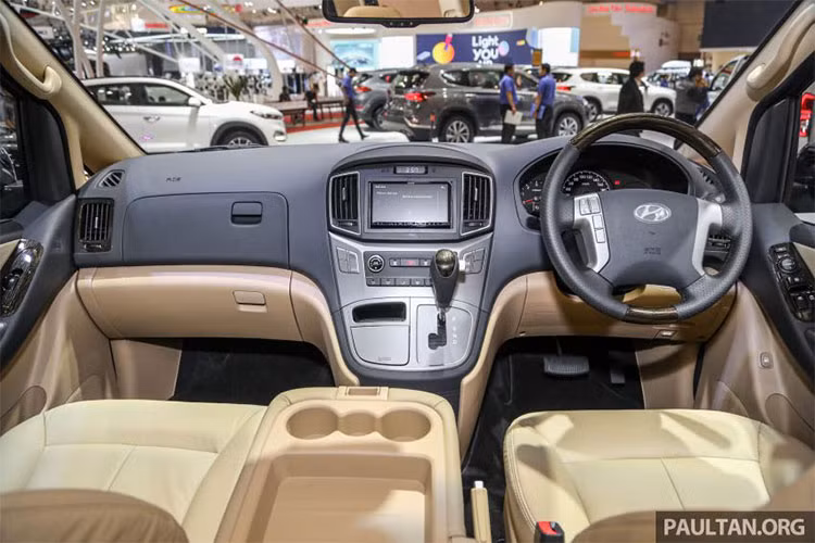 Trong khi vẻ ngoài của Grand Starex đang được trưng bay tại triển lãm GIIAS 2018 tại Indonesia không khác gì so với phiên bản ra mắt tại Hàn Quốc, thì nội thất của xe dường như vẫn giữ nguyên so với thế hệ cũ. 