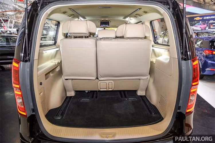 Trong khi đó phiên bản cao cấp nhất là Royale có cách bố trí 3-2-3 với 8 chỗ ngồi, trong đó hàng ghế thứ hai dạng captain chair, có thể điều khiển điện. Ngoài ra, xe còn được trang bị hệ thống hỗ trợ khởi hành ngang dốc, khóa vi sai và cách âm tốt hơn so với phiên bản trước đây. 
