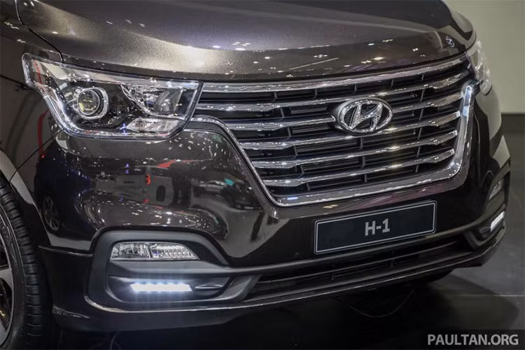 Dù chỉ là bản cải tiến và nâng cấp nhưng Hyundai Grand Starex 2018 lại có nhiều thay đổi khiến người ta nghĩ rằng đây là thế hệ hoàn toàn mới. Cụ thể thiết kế gần như thay đổi ở mặt trước với mặt nạ mới, hiện đại với lưới tải nhiệt đa tầng, đi kèm cùng cụm đèn pha projector sắc sảo, cản trước năng động và đèn sương mù thiết kế mới.