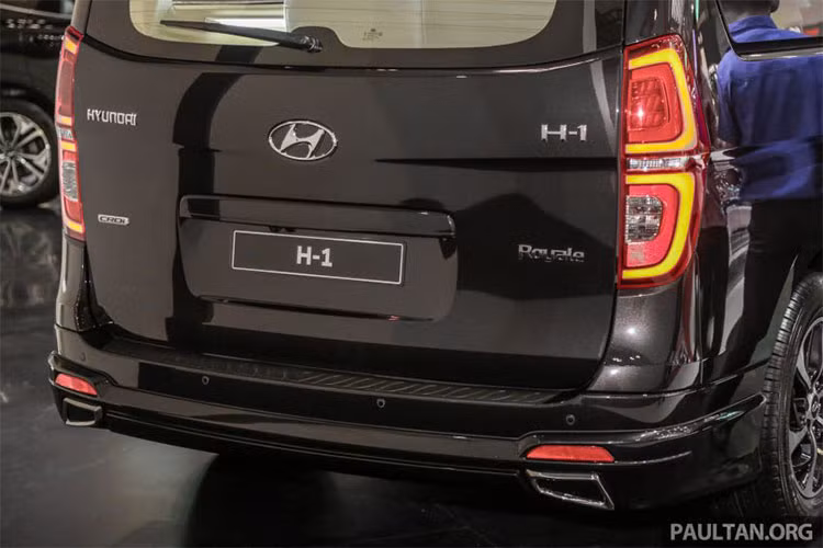 Hãng xe ôtô Hyundai đã nâng phần nắp ca-pô cao hơn đôi chút để giảm tác động tới khách bộ hành trong trường hợp xảy ra va chạm. Trong khi đó ở phía sau không có nhiều thay đổi, đáng chú ý nhất là cụm đèn hậu được chuyển sang đèn LED cùng vị trí gắn biển số được điều chỉnh.
