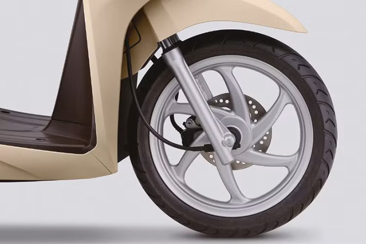 Phiên bản mới của mẫu xe tay ga bán chạy nhất thị trường Việt ngoài việc trang bị khoá chống trộm Smartkey, thiết kế của nó vẫn không thay đổi so với đời cũ đang bán ra trên thị trường - nó vẫn hướng đến thiết kế tinh tế và thân thiện, trung thành với kiểu dáng của một chiếc xe tay ga tiêu chuẩn dành cho đô thị.